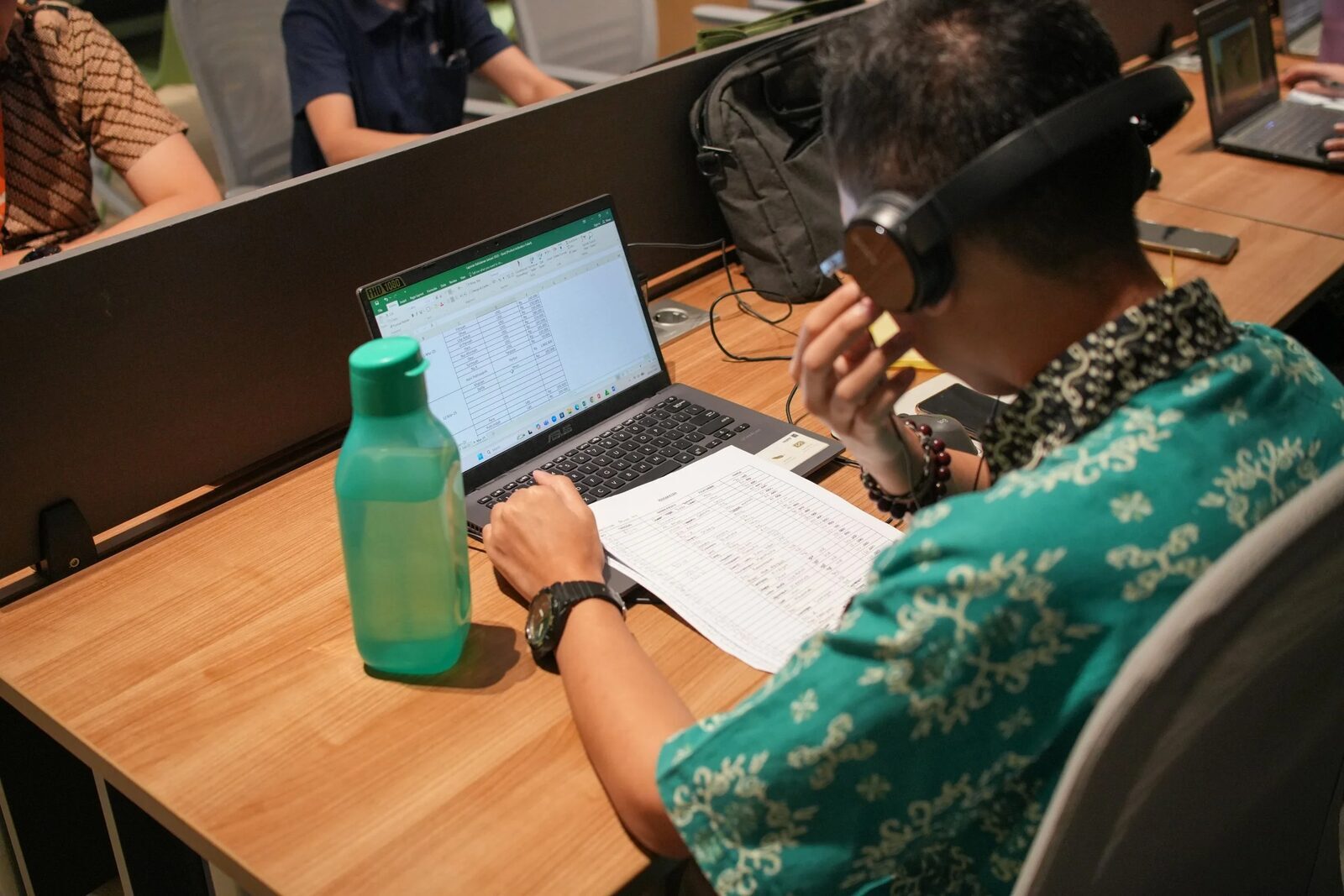 A participant working in a sensory-supportive workspace